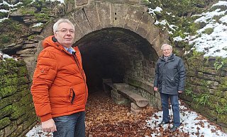 Manfred Linnenberg (links) und Erwin Winkler vor dem Eiskeller in Lüchtringen. Vor über 200 Jahren hat man an diesem Ort vor allem Bier kühl gelagert. - Yannick Sonntag