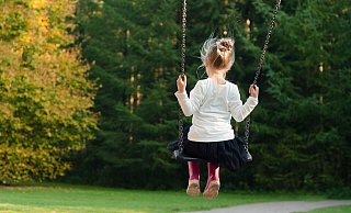 Die Kinder spielten auf einem Spielplatz, als sich ihnen der Täter näherte. - Symbolfoto: Pixabay / Creative Commons