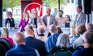 70 Zuhörerinnen und Zuhörer folgten der Diskussion der Verantwortlichen von Stadt und Polizei über den zentralen Platz in Bielefeld. - Sarah Jonek