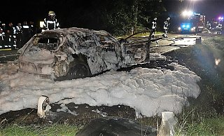 Das Fahrzeug wurde bei dem Brand nahe Beverungen vollständig zerstört, der Fahrer schwer verletzt. - Polizei Höxter