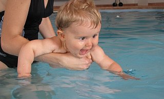 Neben Babyschwimmen finden sich in Gütersloh unterschiedlichste Angebote für die Kleinsten. - Pixabay/Symbolbild