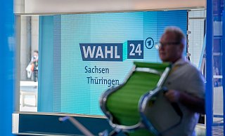 Sachsen, Dresden: Ein Helfer trägt einen Stuhl durch das ARD-Studio für die Landtagswahlen in Sachsen und Thüringen. - Kay Nietfeld