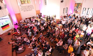 Das Publikum saß nicht nur in den Kirchenbänken, sondern auch auf dem Boden. - Björn Kenter