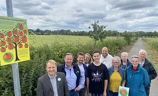 Jürgen Birtsch (v.l.), Jürgen Imort, (beide vom Bündnis), Tim Vormfenne, Anja Backheuer, Phil Eric Danielmeier, Christian Tiedemann (alle vom Gymnasium) sowie Anne Wehmeier, Angelika Imort, Sigrid Henselmeyer und Karl-Wilhelm Esser vom Büdnis. - Dirk Windmöller