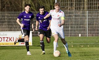 Theesens Kapitän Laurens Flocke hat auf dem Platz Ball, Gegner und Mitspieler im Griff. - Peter Unger