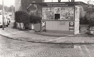 Der Kiosk am Kleinbahnhof 1975. Am besten wurden dort damals Zeitungen – unter anderem die Neue Westfälische – Zigaretten und „Flachmänner“ verkauft. - Archiv Werner Brakensiek