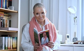 Die Haare wachsen nach Ende der Chemo allmählich wieder, die Kurzhaarfrisur steht Bettina Rössiger offensichtlich gut. - Peter Unger