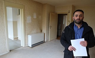 SGH-Geschäftsführer Alcay Kamis in einer Wohnung in der Wilhelm-Rottwilm-Straße 2. Im Hintergrund ein Nachtspecherofen, der für erhebliche Energiekosten sorgt. - Jörg Stuke