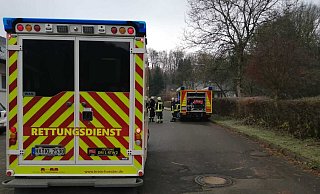 Notarzt und Feuerwehr sind in der Straße Am Thetkamp im Einsatz. Für die Hausbewohnerin kam jede Hilfe zu spät. - Burkhard Battran