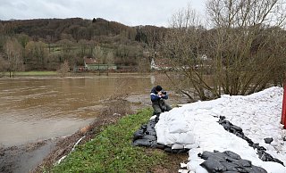 Der Pegel der Weser steigt schon wieder. Die Firma wird mit etlichen Sandsäcken gesichert. - Frank-Michael Kiel-Steinkamp