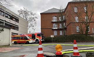 Seit dem Dienstagmorgen sind Kräfte der Feuerwehr Paderborn mit mehreren Fahrzeugen am Pelizaeus-Gymnasium im Einsatz. - Gesa John