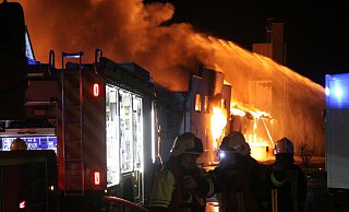 Es brennt: So oder so ähnlich muss es ausgesehen haben, als in der Nacht zum 30. Oktober das neue Flüchtlingsheim an der Holter Straße in Flammen stand. Das Feuer war um 1.45 gemeldet worden. Sachschaden: mehr als eine Million Mark. - Stefan Boscher