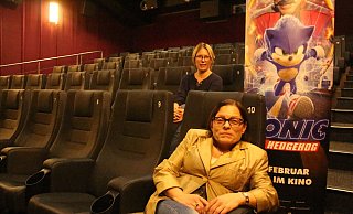 Die Warburger Kino-Chefinnen Ute (l.) und Judith Schlinker freuen sich auf den Neustart. - burkhard battran