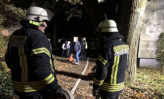Mit 30 Einsatzkräften rückte die Feuerwehr nach Bielefeld-Sennestadt aus. - Jürgen Mahncke