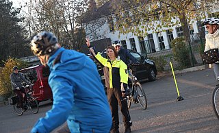 Kerstin Westerwelle hat den Kurs organisiert. Um den Schulterblick zu üben, müssen die Teilnehmer sich umblicken und rufen, wie viele Finger sie hochält. - Jan-Henrik Gerdener