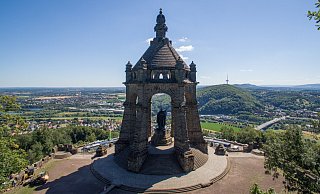 Das Kaiser-Wilhelm-Denkmal in Porta-Westfalica gehört zu den Wahrzeichen der Region. - picture alliance/dpa