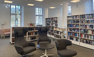 Die Paderborner Stadtbibliothek muss vorerst mit weniger Geld auskommen. - Jule Barmwater