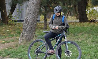Besser absteigen: Das Benutzen eines Handys beim Radfahren ohne Freisprecheinrichtung ist in Deutschland verboten. - Pixabay