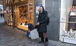 Ein Besuch bei Bielefelds Obdachlosen in bitterer Kälte. Dieser Mann in der Altstadt hat das Wenige, das er besitzt, immer bei sich. - © Jörg Dieckmann - www. dieckmann-fotodesign.de Ein Besuch bei Bielefelds Obdachlosen in bitterer Kälte. Dieser Mann in der Altstadt hat das Wenige, das er besitzt, immer bei sich. - © Jörg Dieckmann - www. dieckmann-fotodesign.de