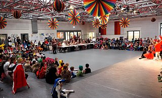 Wenn sich alles um Karneval dreht, wird aus der Aula der KGS Nieheim eine „Narr-Halle“ der guten Laune. - Privat
