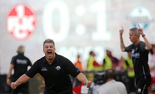So jubelte SCP-Coach Lukas Kwasniok nach dem Schlusspfiff in Kaiserslautern. Sein Co-Trainer Frank Kaspari (r.) reckte etwas dezenter die Arme in die Höhe. - Imago Images