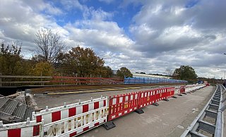 Noch liegen die Bauarbeiten auf der Brücke im Zeitplan. - Dirk Windmöller