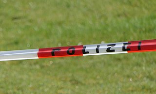 Die Polizei hat die Tafel abgesperrt. - (Symbolbild): Yvonne Gottschlich