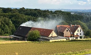 Schon aus der Ferne ist die Rauchentwicklung sichtbar, verunsicherte zahlreiche Anwohner. Sie wissen, dass in dem Gebäude Tiere untergebracht sind und machten sich Sorgen. Doch Entwarnung: Es handelt sich lediglich um eine Übung. - Claus Frickemeier