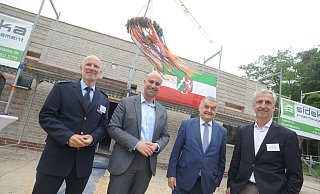 Gäste beim Richtfest an der künftigen Polizeiwache in Espelkamp waren auch Polizeidirektor Matthias Schmidt (v. l.), Landrat Ali Dogan, NRW-Innenminister Herbert Reul und Joachim Heda (Firma Heda & Witthake) als Vertreter des Investors. - Joern Spreen-Ledebur