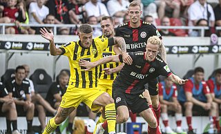 Can Hayri Özkan (l., im Zweikampf mit Wehens Lucas Brumme) kehrt von Borussia Dortmund II zu Arminia Bielefeld zurück. - IMAGO/Rene Schulz