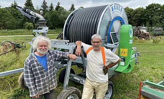 Wolfgang Nemesch (li.) und Guntram Sauermann stehen an einer Bewässerungsanlage, die die Biogärtner zum wässern des Gemüses brauchen. - Dirk Windmöller