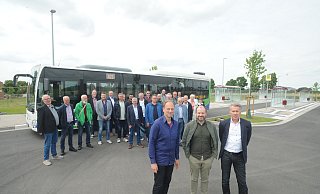 In großer Runde weihte Rahdens Bürgermeister Bert Honsel den neuen Busbahnhof am Rahdener Schulzentrum ein. - Joern Spreen-Ledebur