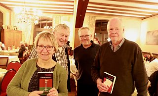 Auf Einladung von Martina Lange und Jörg Czyborra von der Buchhandlung Blume stellten Wolfram Tewes und Jürgen Reitemeier (von links) im Alten Krug ihren neuen Regionalkrimi „Weiberfastnacht“ vor. - Knut Dinter