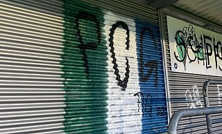 Fans des FC Gütersloh haben in der vergangenen Woche im Jahnstadion des SC Wiedenbrück eine Tribünenwand mit Graffitis beschmiert. - SC Wiedenbrück