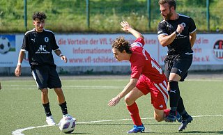 Eintracht-Mittelfeldspieler Ferhan Kacmaz kann den Schildescher Finn Wächter hier nur mit einem Einhakler stoppen. Schildesche gewann 3:2, links Eintrachts Nassr Eddine Agaddu. - Andreas Zobe