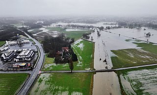 Durch die langanhaltenden Regenfälle ist der Wasserstand der Else stark angestiegen. - Gerald Dunkel