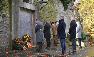 Legten einen Kranz am Mahnmal nieder: Oberstleutnant Oliver Kaufmann (vorne, v.l.), Bürgermeister Michael Dreier und Colonel Mike Foster-Brown gemeinsam mit (hinten v. l.) Staatssekretär Daniel Sieveke, dem stellvertretende Landrat Hans-Bernd Janzen und Dechant Benedikt Fischer. - Stadt Paderborn
