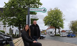 Sabrina Held und Thorsten Herklotz stellen die neue Mitfahrbank vor dem Rathaus vor. - Celina Allard