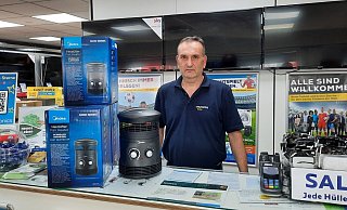 Heizlüfter hat Elektronikhändler Adem Cekic auf Lager, bei Radiatoren setzt er auf Vorbestellungen und Liefertermine im Herbst. - Marc Schröder