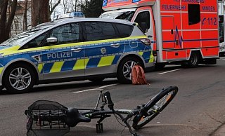 Polizei und Rettungswagen sind gegenwärtig wegen des Radunfalles an der Königstraße vor Ort. - Leandra Finke
