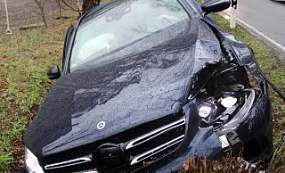Der Mercedes landete trotz gerader Strecke rechts im Graben und wurde dort von einem Baum jäh gestoppt. - Polizei