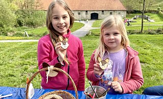 Niedliche Rehkitze haben die Schwestern Malaika (8) und Lucy (6) Bauer aus Paderborn gebastelt. - Carola Drabon