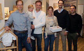 Heiko Appelbaum (v. l.), Guido Eming mit Karl, Simone Brand, Fabian Hämmerling und Sebastian Unruhe freuen sich über die Premiere des Pop-Up-Stores „vonKarls“. - Markt 5