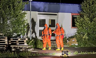 Die Feuerwehr arbeitete unter Atemschutz und mit speziellen Schutzanzügen. - Thorsten Heß