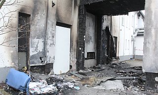 Die Fassade des Ärztehauses am Hockeyplatz hat in der Nacht zu Mittwoch Feuer gefangen. - Ulf Hanke