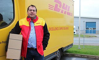 Benedikt Wapelhorst (57) ist Zustellbasenleiter beim Paketdienst DHL in Paderborn - er verrät, wie stressig das Weihnachtsgeschäft ist. - Anna-Lena Hinder