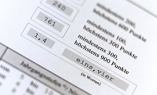Die Schulen in Paderborn berichten über die Anzahl der Abiturzeugnisse mit einer Eins vorm Komma - die Anzahl der Spitzennoten hat in Nordrhein-Westfalen im vergangenen Jahr zugenommen. - Karl-Josef Hildenbrand
