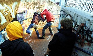 Schlägereien können fatale Folgen haben - nicht nur für die Opfer. Das lernten nun auch Häftlinge der JVA Hövelhof bei einem Vortrag von Christian Rickel. - picture alliance / Photoshot