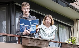Robin (18), Abiturient am Max-Planck-Gymnasium, lernt jetzt für seine nächste Abiturklausur Mathe. Während ihr Sohn aktuell nur mit Ausnahmegenehmigung die Wohnung verlassen darf, ist Mutter Monika K. als Erstkontakt nicht in Quarantäne. - Joerg Dieckmann