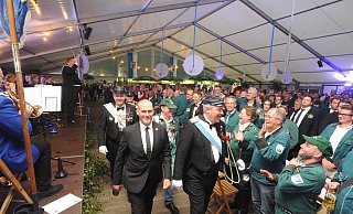 Begleitet vom stellvertretenden Bürgermeister Andreas Schröder und von Oberst Christoph Barre marschierten die amtierenden Majestäten Holger Kleffmann und Martin Schepermann ins Festzelt auf dem Lübbecker Schützenplatz. - Joern Spreen-Ledebur
